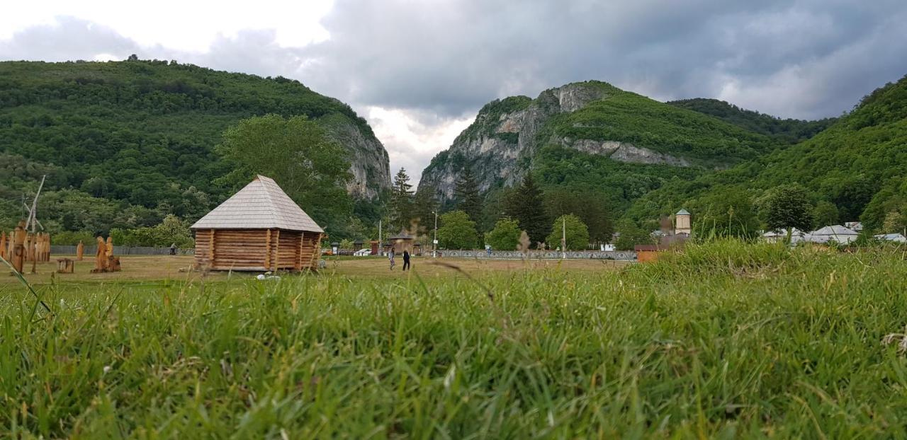 Pensiunea Miraj Polovragi Bagian luar foto