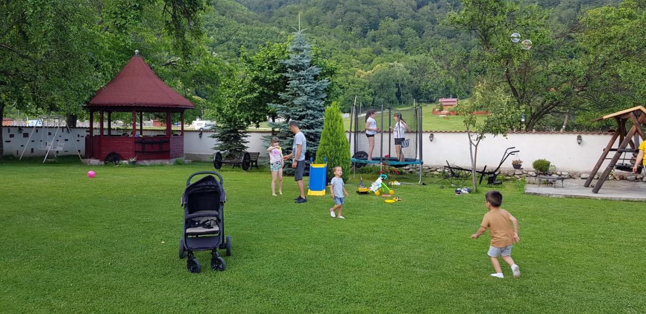 Pensiunea Miraj Polovragi Bagian luar foto