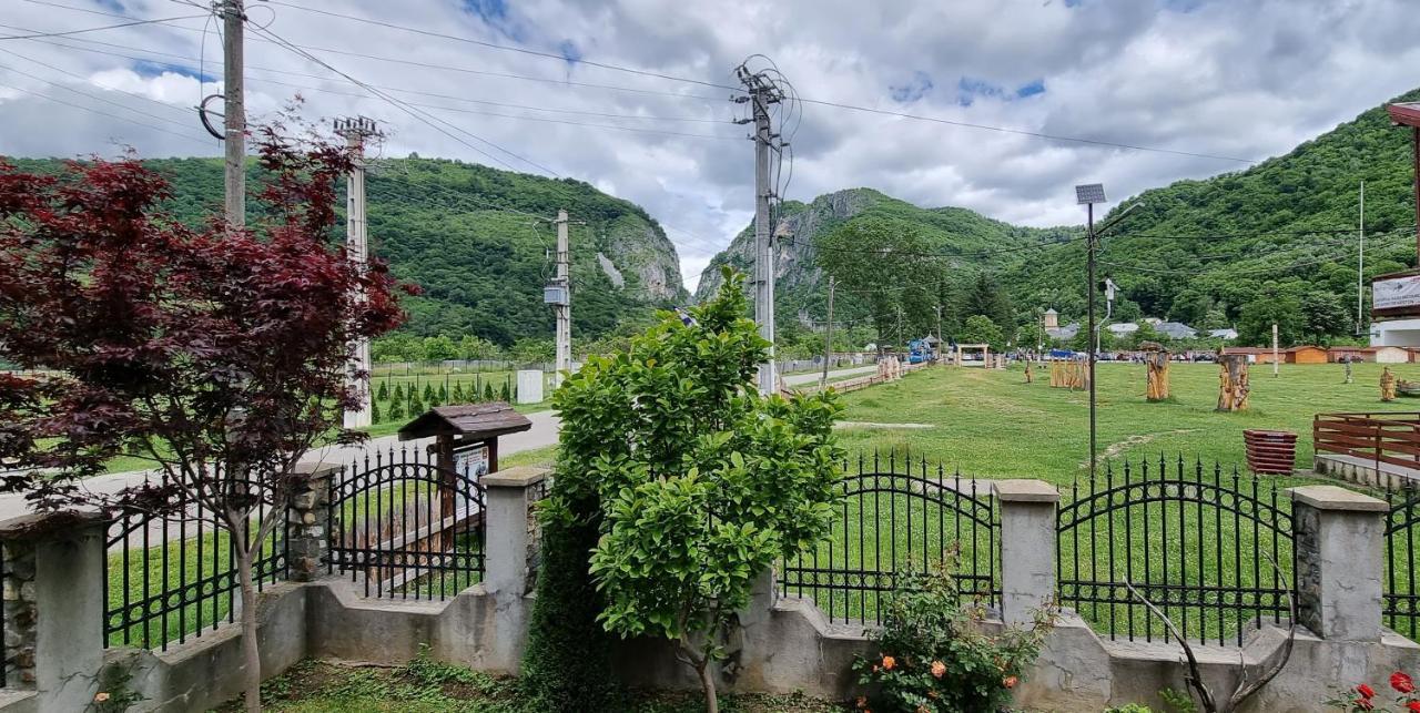 Pensiunea Miraj Polovragi Bagian luar foto