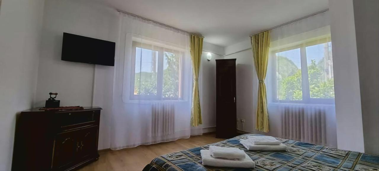Pensiunea Miraj Polovragi Bagian luar foto