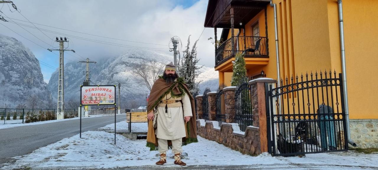 Pensiunea Miraj Polovragi Bagian luar foto