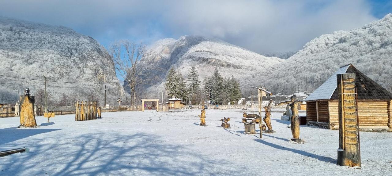 Pensiunea Miraj Polovragi Bagian luar foto