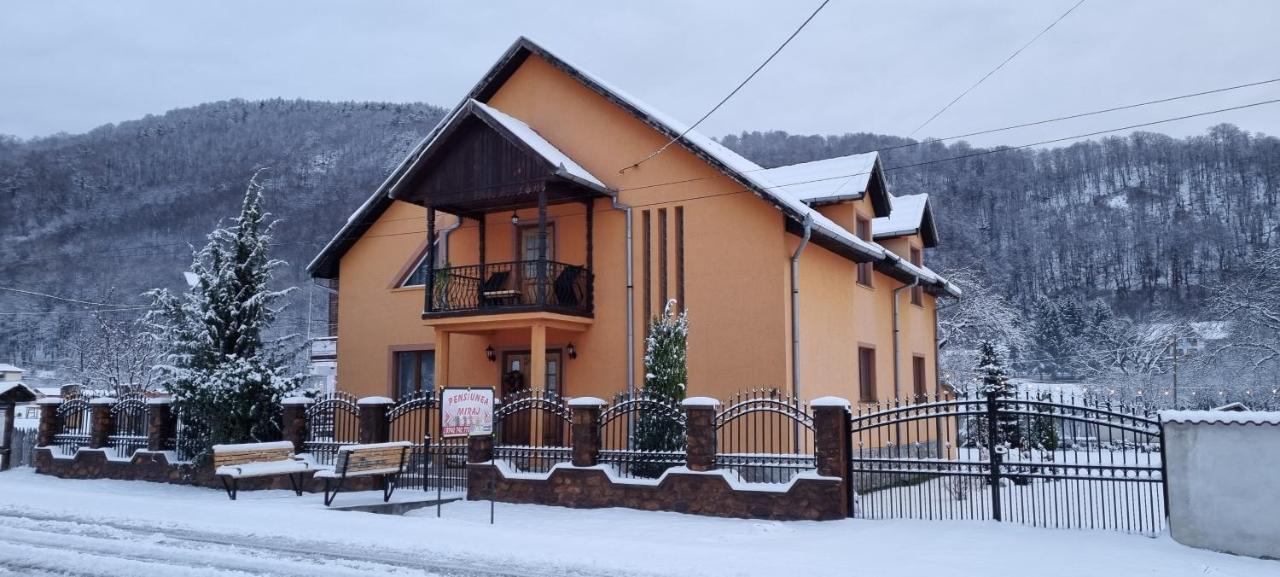 Pensiunea Miraj Polovragi Bagian luar foto