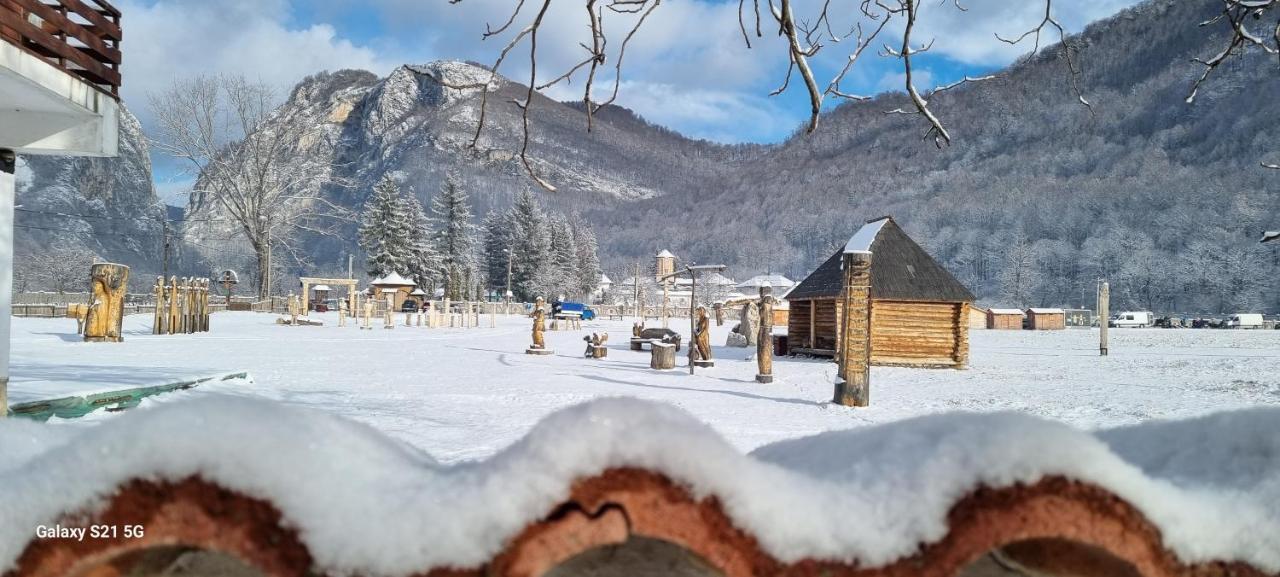 Pensiunea Miraj Polovragi Bagian luar foto